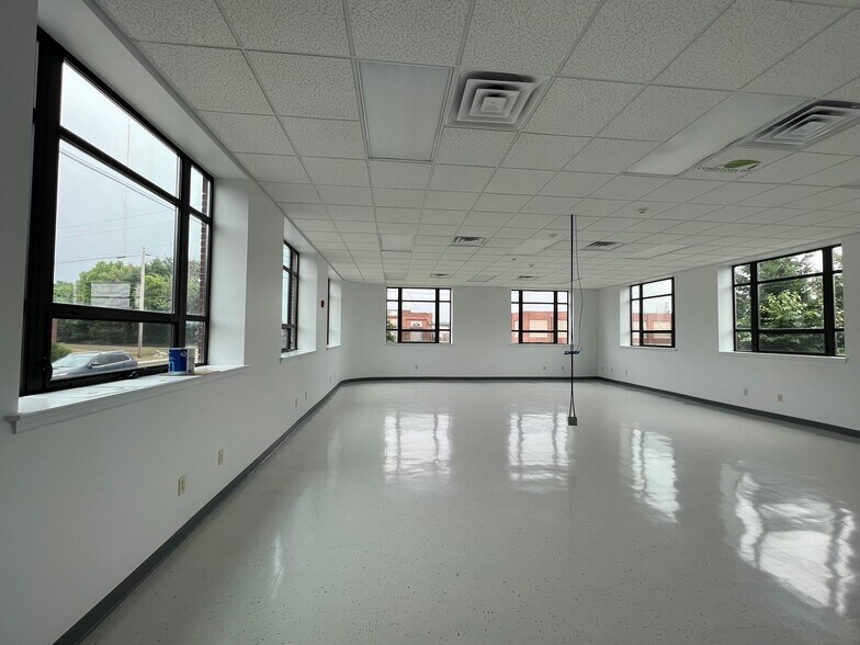 More Photos Of 181 E Stiegel St, Manheim Warehouse For Lease