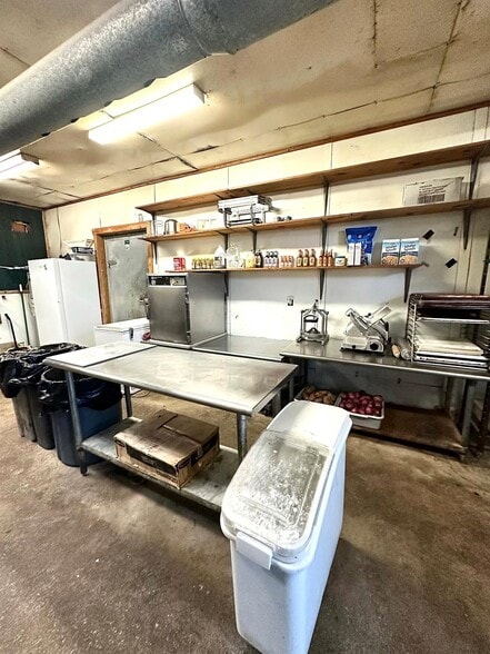 More Photos Of 899 E Lennon Dr, Emory Restaurant For Sale