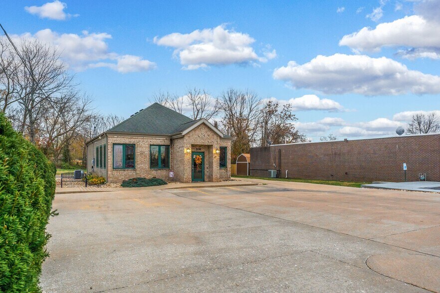 More Photos Of 208 N Main St, Nixa Freestanding For Sale
