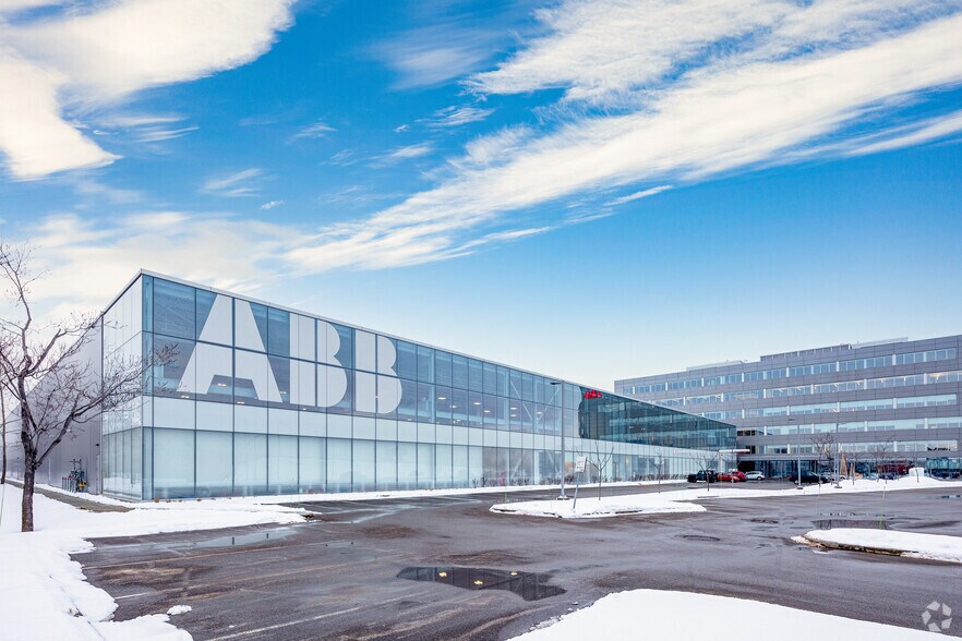 More Photos Of 800 Boul Hymus, Montréal Office For Lease