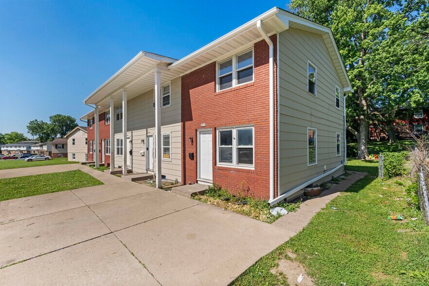 More Photos Of 2704-2712 Magnolia Dr, Bettendorf Apartments For Sale