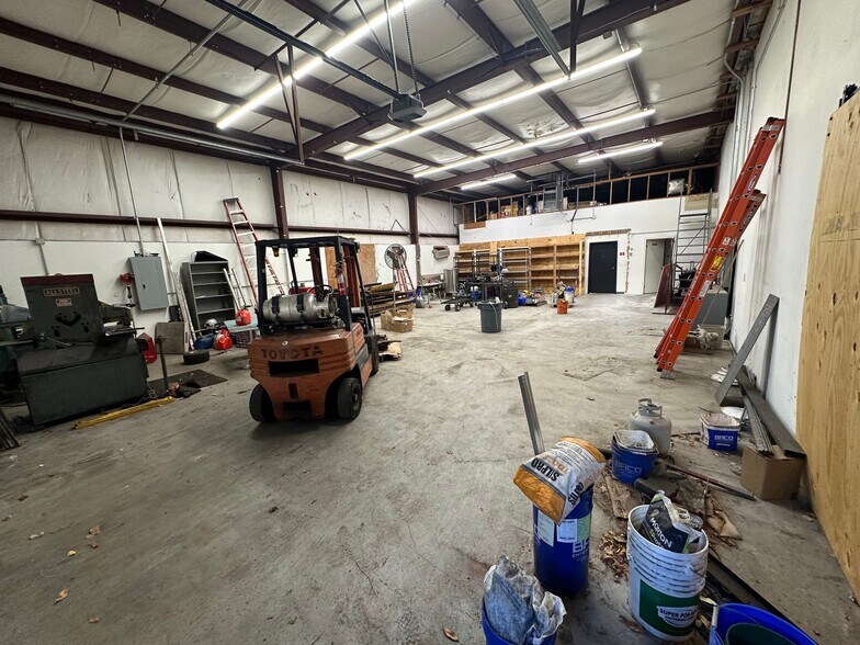 More Photos Of 21 Overlook Dr, Hamden Distribution For Lease