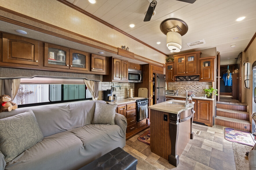 More Photos Of 7 Hills Rd, Newark Warehouse For Sale