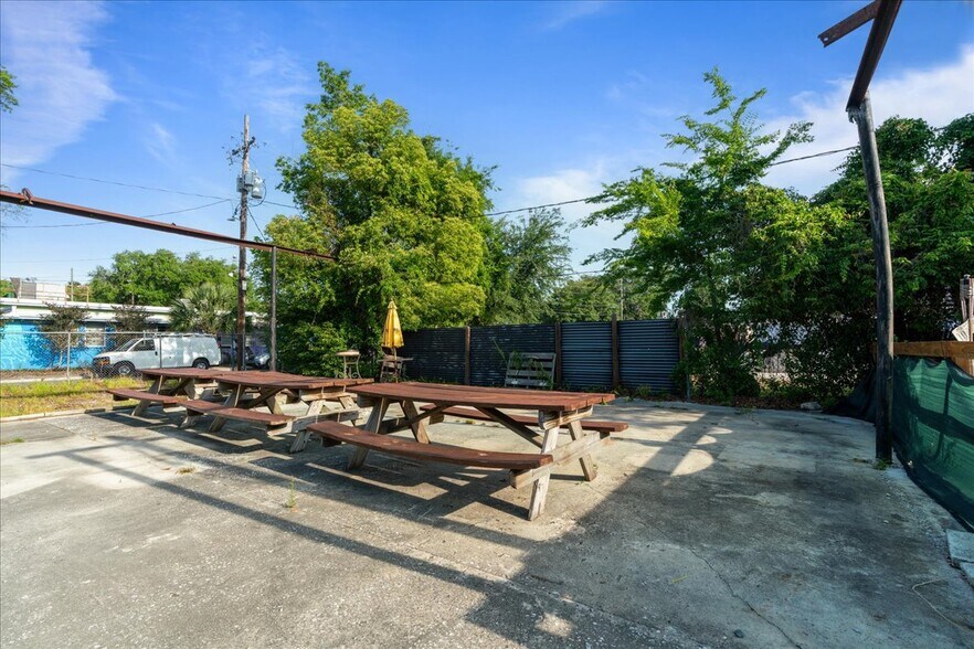 More Photos Of 514 N Main St, Gainesville Service For Lease