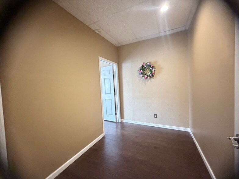 More Photos Of 2313 Roosevelt Dr, Dwg Office For Sale