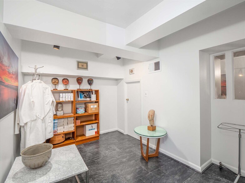 More Photos Of 251 W 19th St, New York Apartments For Sale