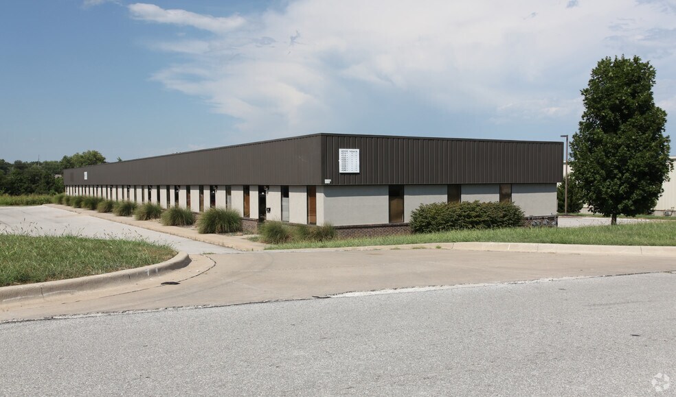 More Photos Of 4310-4346 E 142nd St, Grandview Warehouse For Lease