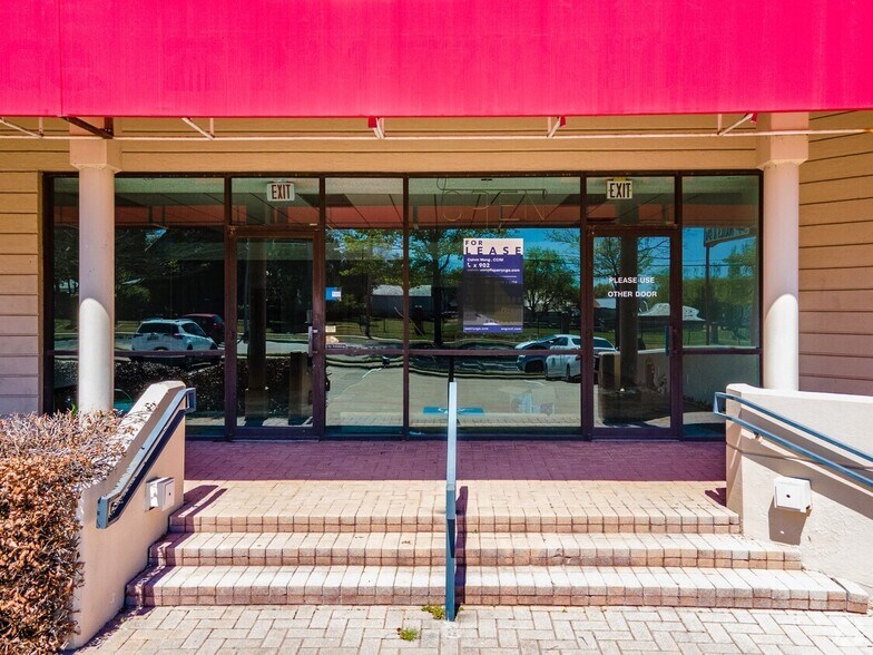 More Photos Of 1905 W 15th St, Plano Storefront For Lease