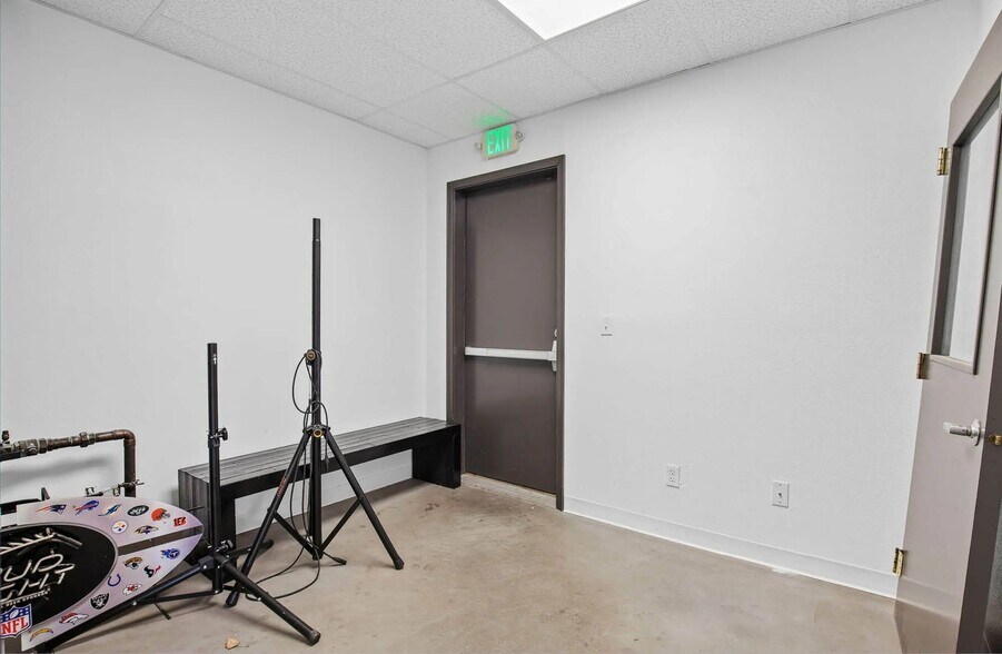 More Photos Of 588 SE Bishop Blvd, Pullman General Retail For Lease