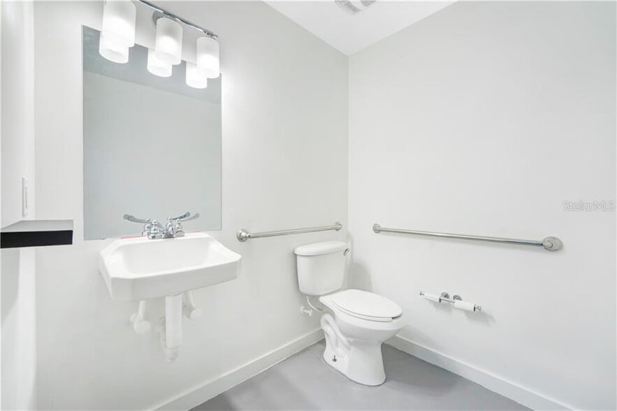 More Photos Of 1313 Edgewater Dr, Orlando Storefront For Lease