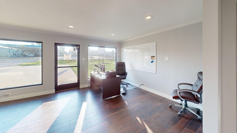 More Photos Of 8117 US Highway 69 N, Tyler Office For Lease