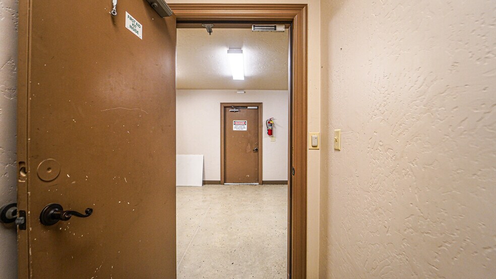 More Photos Of 5500 SW Moody St, Victoria Manufacturing For Sale