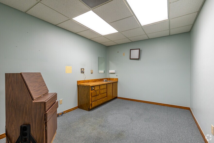 More Photos Of 1645 Dorchester Dr, Plano Medical For Lease