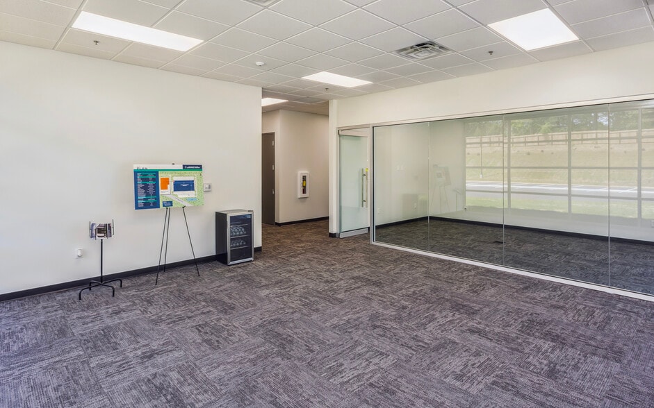 More Photos Of 175 Candler Rd, Stockbridge Warehouse For Lease