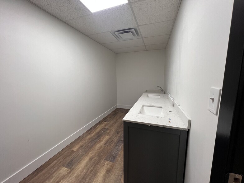 More Photos Of 494 Belmont Ave, Springfield Funeral Home For Lease