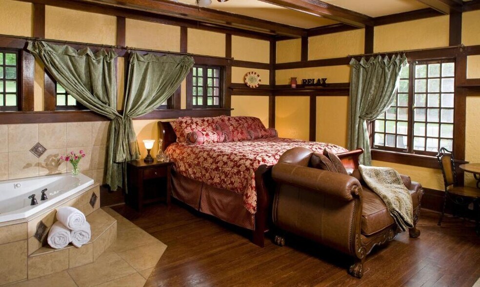 More Photos Of 2009 Park Ave, Hot Springs Hospitality For Sale