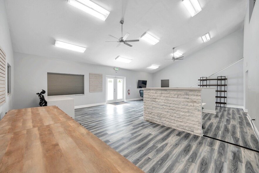 More Photos Of 7949 Ulmerton Rd, Largo Storefront For Sale