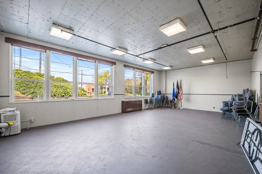 More Photos Of 115 NW State St, Pullman Loft Creative Space For Sale