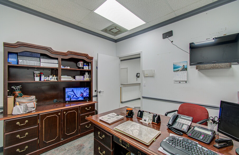 More Photos Of 7571 Morley St, Houston Warehouse For Sale