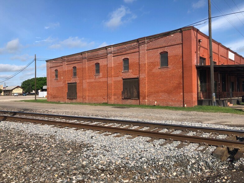 More Photos Of 310 S 9th St, Corsicana Manufacturing For Sale