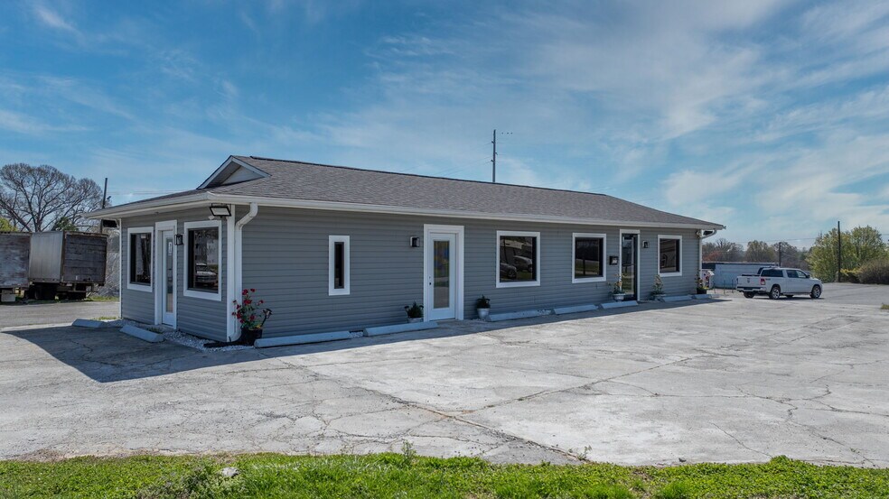 More Photos Of 121 13th St SW, Hickory Office For Sale