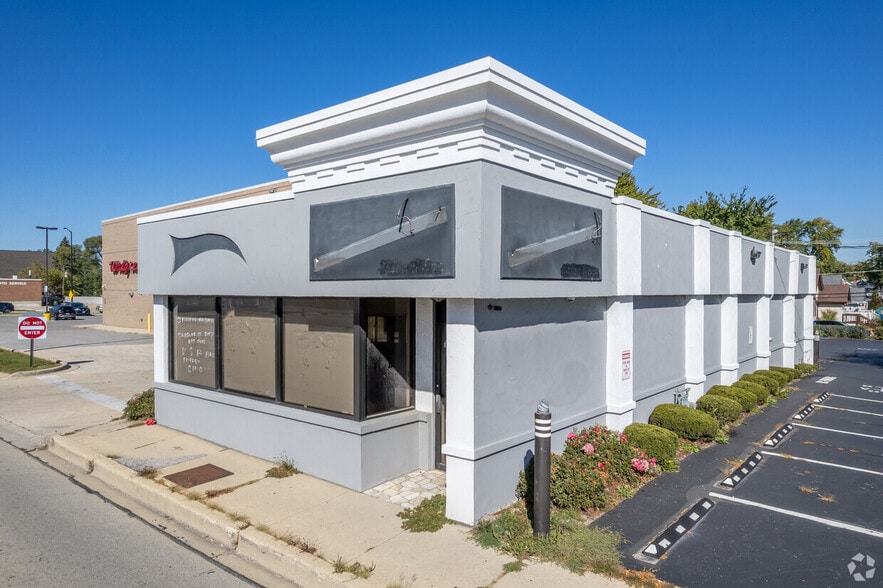 More Photos Of 24 E Saint Charles Rd, Villa Park Freestanding For Lease