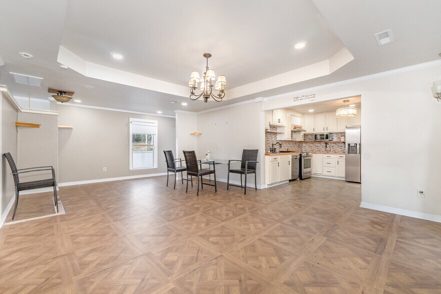 More Photos Of 9008 N Lakebrook Rd, Charlotte Light Distribution For Sale