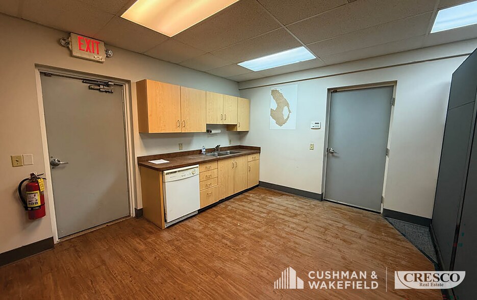 More Photos Of 842 Abbe Rd, Sheffield Village Light Distribution For Lease