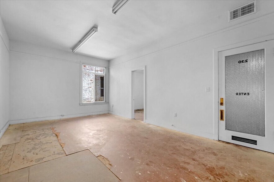 More Photos Of 100 W 7th St, Hanford Storefront Retail Office For Sale