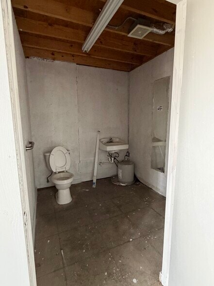 More Photos Of 1650 FM 66, Waxahachie Flex For Lease