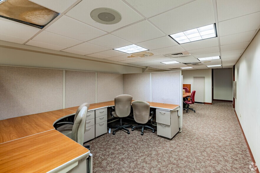 More Photos Of 334 W Main St, Somerset Flex For Lease