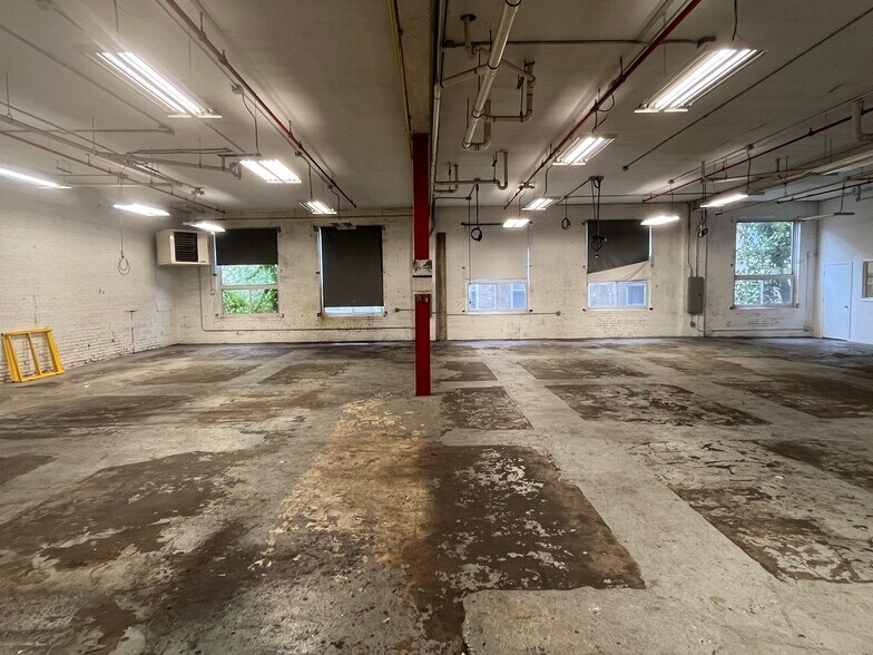 More Photos Of 235 Orient Ave, Jersey City Warehouse For Lease