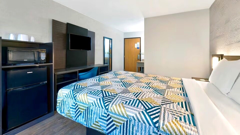 More Photos Of 616 33rd Ave SW, Cedar Rapids Hotel For Sale