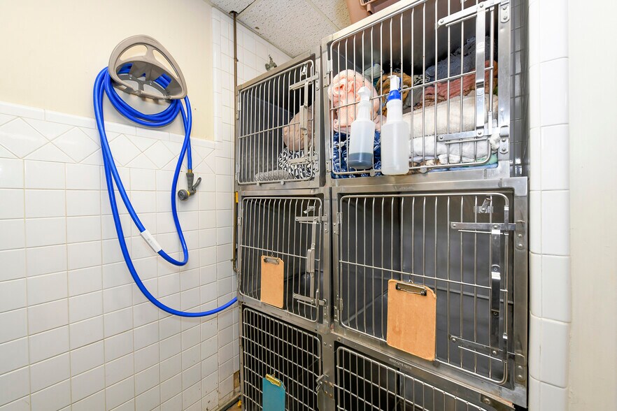 More Photos Of 13039 Nacogdoches Rd, San Antonio Veterinarian Kennel For Sale
