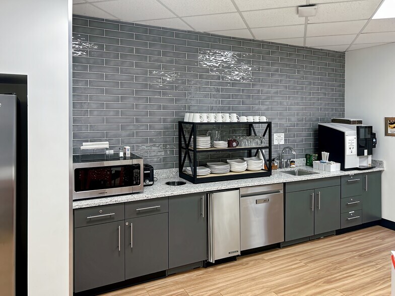 More Photos Of 450 E 96th St, Indianapolis Coworking Space