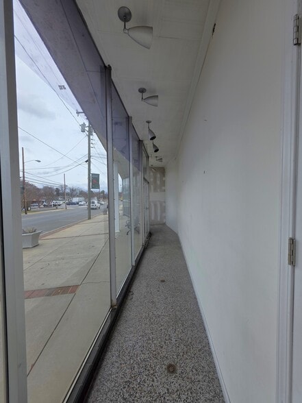 More Photos Of 206 E Main St, Rockwell Storefront Retail Office For Lease