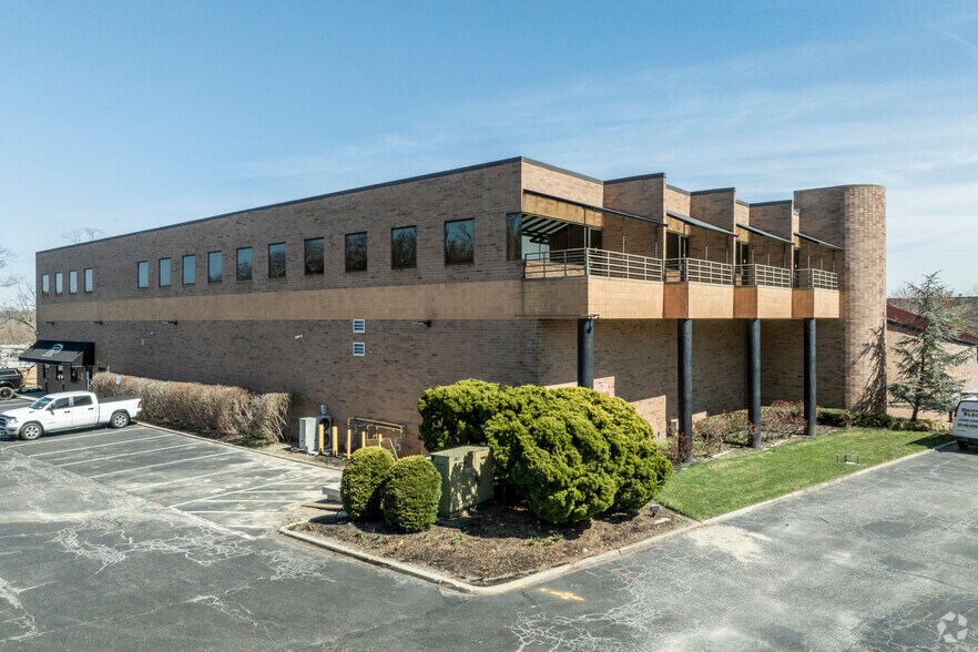 More Photos Of 4 Tri Harbor Ct, Port Washington Flex For Sale