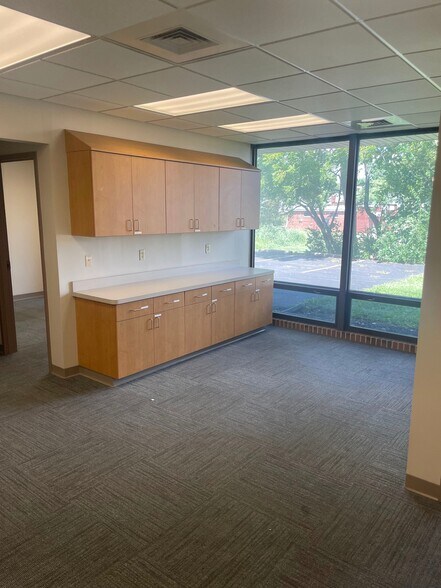 More Photos Of 247 S Burnett Rd, Springfield Medical For Lease