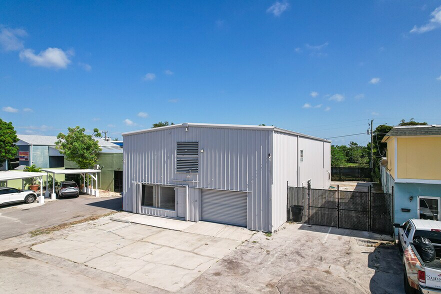 More Photos Of 1911 Dana Dr, Fort Myers Warehouse For Sale