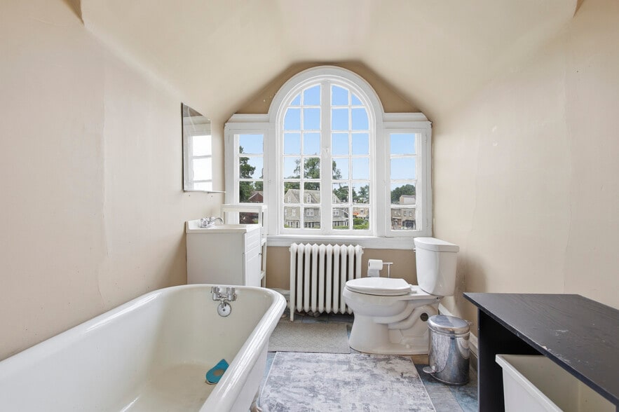 More Photos Of 678 Ferne Blvd, Drexel Hill Office For Sale