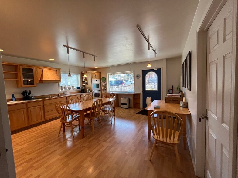 More Photos Of 1004 S Nordic Dr, Petersburg Hotel For Sale