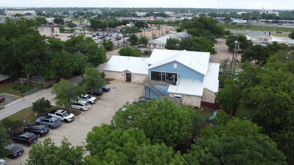 More Photos Of 12 Chisholm Trl, Round Rock Freestanding For Lease