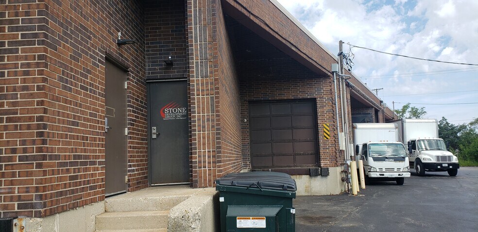 More Photos Of 605 Country Club Dr, Bensenville Warehouse For Lease