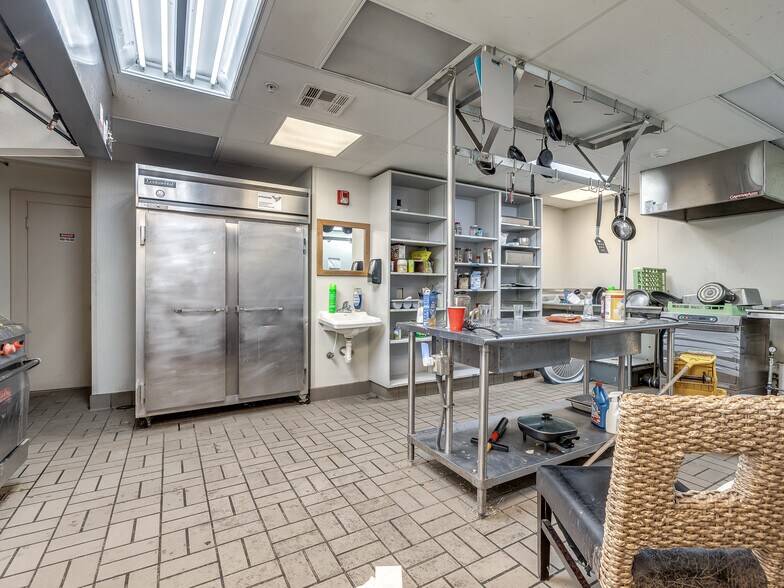 More Photos Of 702 S Lahoma Ave, Norman Dormitory For Sale