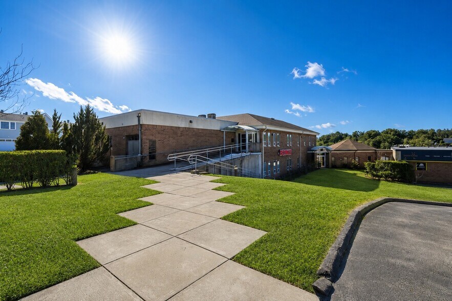 More Photos Of 19 John Clarke Rd, Middletown Office For Sale
