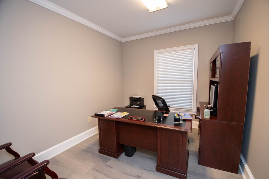 More Photos Of 385 Hawthorne Ln, Athens Medical For Lease