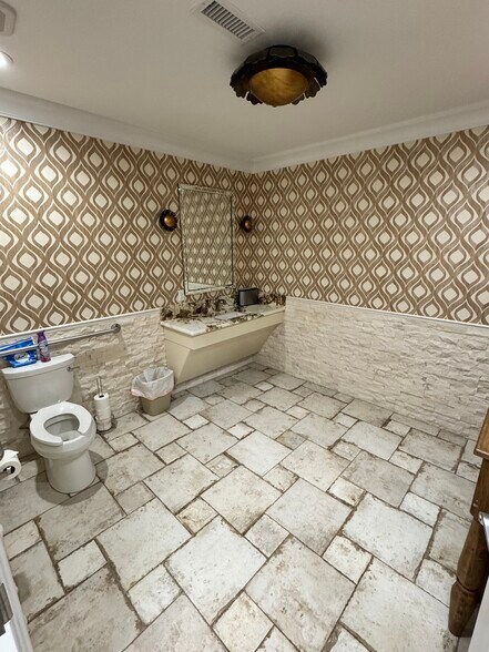 More Photos Of 101 Neal Pl, High Point Office For Lease