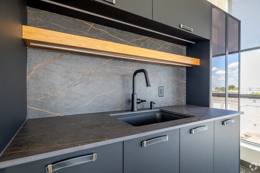 More Photos Of 4700-4702 Rue Louis-B.-Mayer, Laval Showroom For Sale