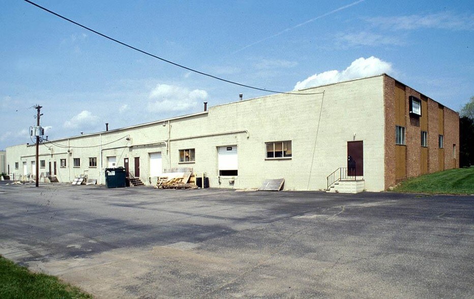 More Photos Of 2050-2100 Winner St, Commerce Township Warehouse For Lease