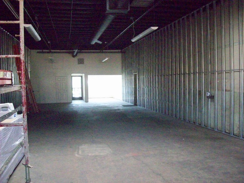 More Photos Of 2705-2707 W Empire Ave, Burbank Manufacturing For Lease